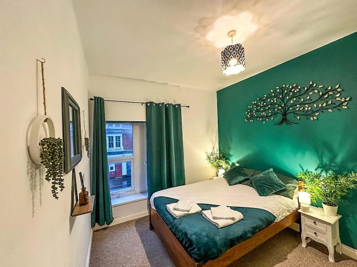 Spacious 3-Bedroom Sleeps 6 Near City Centre Cardiff Apartment